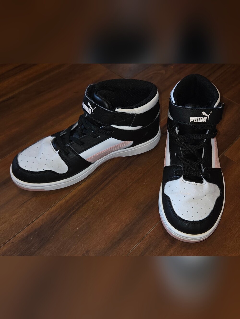 ￼

Kid's PUMA Rebound LayUp SL V sneakers black, Pink and white